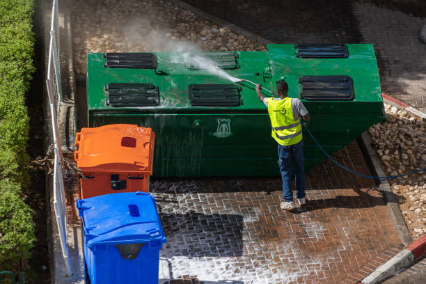 Best Roof Pressure Washing  in Iola, WI